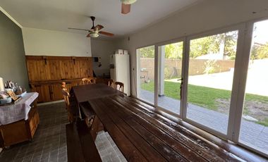 EN VENTA  CASA 6 DORMITORIOS. 3 COCHERAS CUBIERTAS. QUINCHO Y PILETA. TERRENO DE 1422M2 - FUNES.