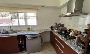 EN VENTA  CASA 6 DORMITORIOS. 3 COCHERAS CUBIERTAS. QUINCHO Y PILETA. TERRENO DE 1422M2 - FUNES.