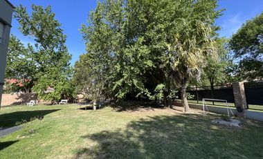 EN VENTA  CASA 6 DORMITORIOS. 3 COCHERAS CUBIERTAS. QUINCHO Y PILETA. TERRENO DE 1422M2 - FUNES.