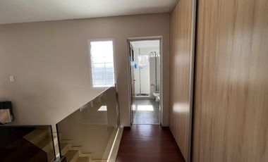 EN VENTA  CASA 6 DORMITORIOS. 3 COCHERAS CUBIERTAS. QUINCHO Y PILETA. TERRENO DE 1422M2 - FUNES.