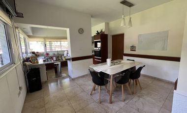 EN VENTA  CASA 6 DORMITORIOS. 3 COCHERAS CUBIERTAS. QUINCHO Y PILETA. TERRENO DE 1422M2 - FUNES.