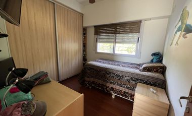 EN VENTA  CASA 6 DORMITORIOS. 3 COCHERAS CUBIERTAS. QUINCHO Y PILETA. TERRENO DE 1422M2 - FUNES.