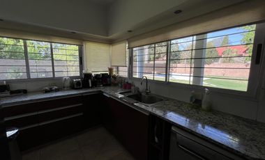 EN VENTA  CASA 6 DORMITORIOS. 3 COCHERAS CUBIERTAS. QUINCHO Y PILETA. TERRENO DE 1422M2 - FUNES.