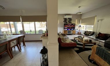 EN VENTA  CASA 6 DORMITORIOS. 3 COCHERAS CUBIERTAS. QUINCHO Y PILETA. TERRENO DE 1422M2 - FUNES.