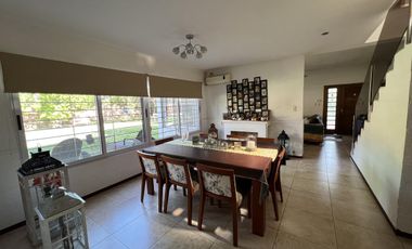 EN VENTA  CASA 6 DORMITORIOS. 3 COCHERAS CUBIERTAS. QUINCHO Y PILETA. TERRENO DE 1422M2 - FUNES.