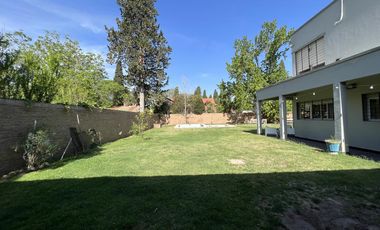 EN VENTA  CASA 6 DORMITORIOS. 3 COCHERAS CUBIERTAS. QUINCHO Y PILETA. TERRENO DE 1422M2 - FUNES.