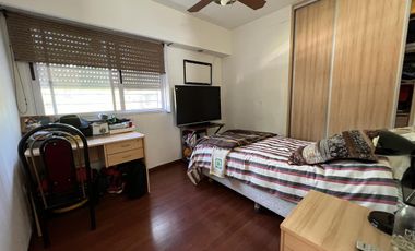 EN VENTA  CASA 6 DORMITORIOS. 3 COCHERAS CUBIERTAS. QUINCHO Y PILETA. TERRENO DE 1422M2 - FUNES.