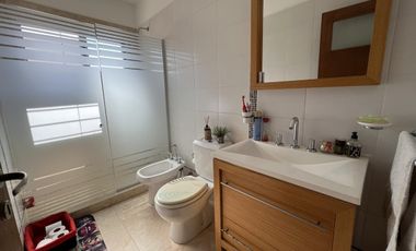 EN VENTA  CASA 6 DORMITORIOS. 3 COCHERAS CUBIERTAS. QUINCHO Y PILETA. TERRENO DE 1422M2 - FUNES.