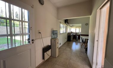 EN VENTA  CASA 6 DORMITORIOS. 3 COCHERAS CUBIERTAS. QUINCHO Y PILETA. TERRENO DE 1422M2 - FUNES.