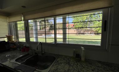 EN VENTA  CASA 6 DORMITORIOS. 3 COCHERAS CUBIERTAS. QUINCHO Y PILETA. TERRENO DE 1422M2 - FUNES.