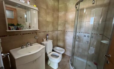 EN VENTA  CASA 6 DORMITORIOS. 3 COCHERAS CUBIERTAS. QUINCHO Y PILETA. TERRENO DE 1422M2 - FUNES.