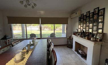 EN VENTA  CASA 6 DORMITORIOS. 3 COCHERAS CUBIERTAS. QUINCHO Y PILETA. TERRENO DE 1422M2 - FUNES.