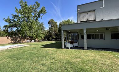 EN VENTA  CASA 6 DORMITORIOS. 3 COCHERAS CUBIERTAS. QUINCHO Y PILETA. TERRENO DE 1422M2 - FUNES.