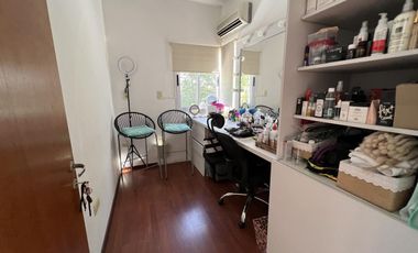 EN VENTA  CASA 6 DORMITORIOS. 3 COCHERAS CUBIERTAS. QUINCHO Y PILETA. TERRENO DE 1422M2 - FUNES.