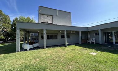 EN VENTA  CASA 6 DORMITORIOS. 3 COCHERAS CUBIERTAS. QUINCHO Y PILETA. TERRENO DE 1422M2 - FUNES.