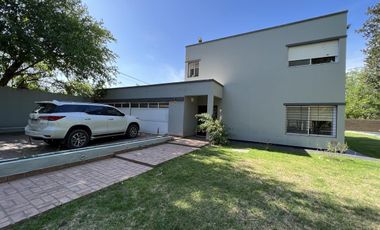 EN VENTA  CASA 6 DORMITORIOS. 3 COCHERAS CUBIERTAS. QUINCHO Y PILETA. TERRENO DE 1422M2 - FUNES.