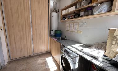 EN VENTA  CASA 6 DORMITORIOS. 3 COCHERAS CUBIERTAS. QUINCHO Y PILETA. TERRENO DE 1422M2 - FUNES.