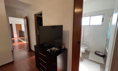 EN VENTA  CASA 6 DORMITORIOS. 3 COCHERAS CUBIERTAS. QUINCHO Y PILETA. TERRENO DE 1422M2 - FUNES.