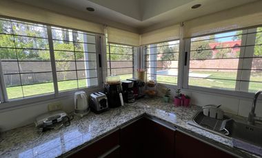 EN VENTA  CASA 6 DORMITORIOS. 3 COCHERAS CUBIERTAS. QUINCHO Y PILETA. TERRENO DE 1422M2 - FUNES.