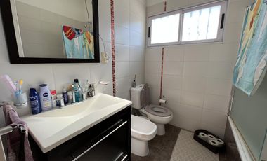 EN VENTA  CASA 6 DORMITORIOS. 3 COCHERAS CUBIERTAS. QUINCHO Y PILETA. TERRENO DE 1422M2 - FUNES.