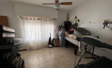 EN VENTA  CASA 6 DORMITORIOS. 3 COCHERAS CUBIERTAS. QUINCHO Y PILETA. TERRENO DE 1422M2 - FUNES.