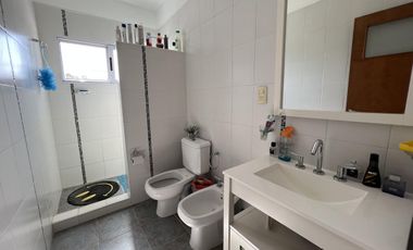 EN VENTA  CASA 6 DORMITORIOS. 3 COCHERAS CUBIERTAS. QUINCHO Y PILETA. TERRENO DE 1422M2 - FUNES.