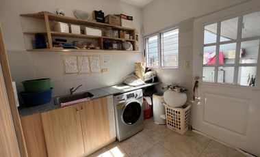 EN VENTA  CASA 6 DORMITORIOS. 3 COCHERAS CUBIERTAS. QUINCHO Y PILETA. TERRENO DE 1422M2 - FUNES.