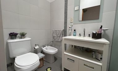 EN VENTA  CASA 6 DORMITORIOS. 3 COCHERAS CUBIERTAS. QUINCHO Y PILETA. TERRENO DE 1422M2 - FUNES.