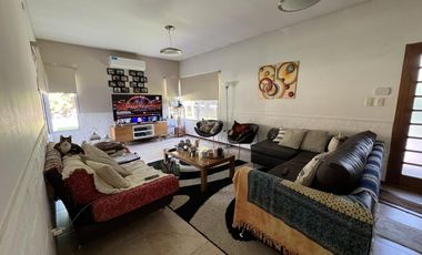 EN VENTA  CASA 6 DORMITORIOS. 3 COCHERAS CUBIERTAS. QUINCHO Y PILETA. TERRENO DE 1422M2 - FUNES.