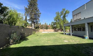 EN VENTA  CASA 6 DORMITORIOS. 3 COCHERAS CUBIERTAS. QUINCHO Y PILETA. TERRENO DE 1422M2 - FUNES.