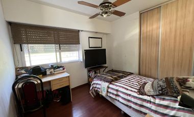 EN VENTA  CASA 6 DORMITORIOS. 3 COCHERAS CUBIERTAS. QUINCHO Y PILETA. TERRENO DE 1422M2 - FUNES.