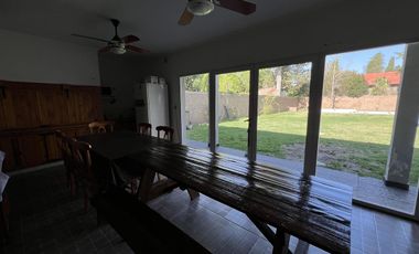 EN VENTA  CASA 6 DORMITORIOS. 3 COCHERAS CUBIERTAS. QUINCHO Y PILETA. TERRENO DE 1422M2 - FUNES.