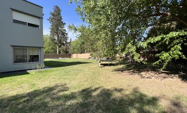 EN VENTA  CASA 6 DORMITORIOS. 3 COCHERAS CUBIERTAS. QUINCHO Y PILETA. TERRENO DE 1422M2 - FUNES.