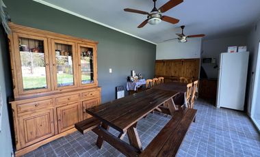 EN VENTA  CASA 6 DORMITORIOS. 3 COCHERAS CUBIERTAS. QUINCHO Y PILETA. TERRENO DE 1422M2 - FUNES.