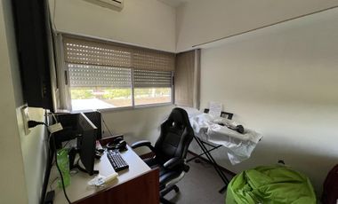 EN VENTA  CASA 6 DORMITORIOS. 3 COCHERAS CUBIERTAS. QUINCHO Y PILETA. TERRENO DE 1422M2 - FUNES.