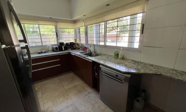 EN VENTA  CASA 6 DORMITORIOS. 3 COCHERAS CUBIERTAS. QUINCHO Y PILETA. TERRENO DE 1422M2 - FUNES.