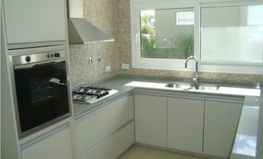 Casa 4 dormitorios barrio privado Rumencó