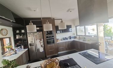 Casa en venta de 5 dorm. Colegio Mayflawer, Lo Barnechea