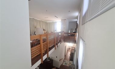 Casa en venta de 5 dorm. Colegio Mayflawer, Lo Barnechea