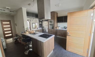 Casa en venta de 5 dorm. Colegio Mayflawer, Lo Barnechea