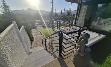 Casa en venta de 5 dorm. Colegio Mayflawer, Lo Barnechea