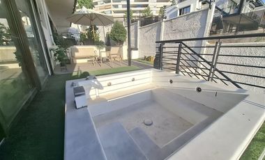 Casa en venta de 5 dorm. Colegio Mayflawer, Lo Barnechea