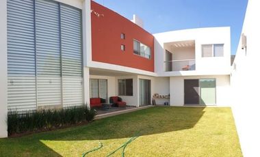 Residencia con amplio jardín en Tres Marías