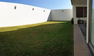 Residencia con amplio jardín en Tres Marías