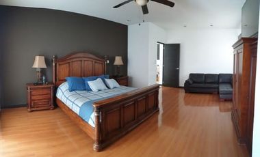 Residencia con amplio jardín en Tres Marías