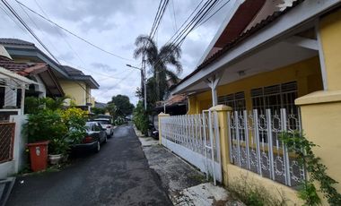 Sewa Rumah Tinggal Strategis Tebet Timur Dalam  - Akses 2 Mobil, Carport 2, Siap Huni