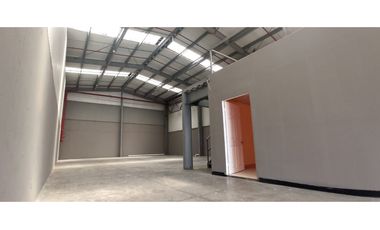 SE ALQUILA BODEGA EN AVE CINCUENTENARIO | LISTA PARA OCUPAR