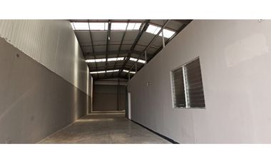 SE ALQUILA BODEGA EN AVE CINCUENTENARIO | LISTA PARA OCUPAR