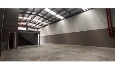 SE ALQUILA BODEGA EN AVE CINCUENTENARIO | LISTA PARA OCUPAR