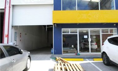 SE ALQUILA BODEGA EN AVE CINCUENTENARIO | LISTA PARA OCUPAR